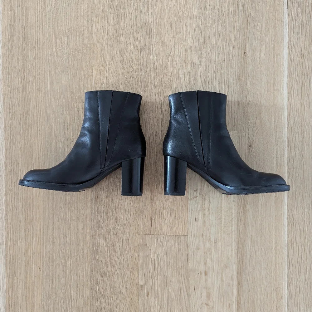 Aquatalia Black Betsy Bootie Size 7 Like New - Picture 4 of 6